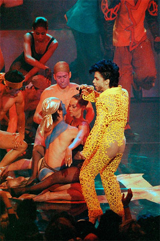 Prince se apresetando no VMA em 1991