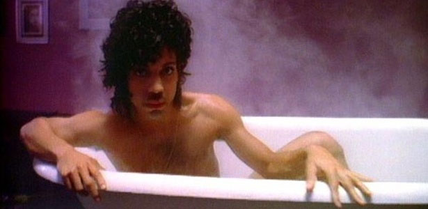 1984: Indicado ao VMA de melhor coreografia, o videoclipe de When Doves Cry, dirigido pelo próprio Prince começa com ele deitado numa banheira 