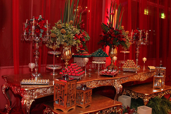 A grande maioria da decoração era em vermelho e com tons de verde, que lembrava as mesas de jogatina