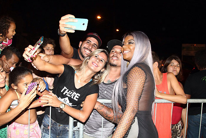 Assim que Ludmilla chegou, os fãs não perderam tempo e tentaram garantir a selfie com ela