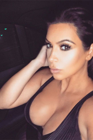E para Kim Kardashian não tem tempo ruim para sensualizar e tira uma selfie... nem quando está no carro