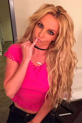 Britney Spears sempre teve um sex appeal bem aflorado e é um dos maiores sex symbols do showbusiness. E a cantora teria uma coleção de brinquedos eróticos, além de um estoque de salgadinhos e doces embaixo de sua cama. De acordo com uma funcionária que trabalhou em sua casa, a cantora é daquelas que tira as roupas e deixa tudo bagunçado
