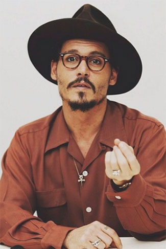 Johnny Depp tem um hábito incomum, mas tudo em prol de seus filhos. O ator tem uma mania vestir fantasias em casa. Ele usa vários figurinos de antigos personagens e até roupas de mulher se divertir com as crianças. Agora, dá para entender que ele adora realizar o sonho de crianças em hospitais ao se vestir como Jack Sparrow, de Piratas do Caribe