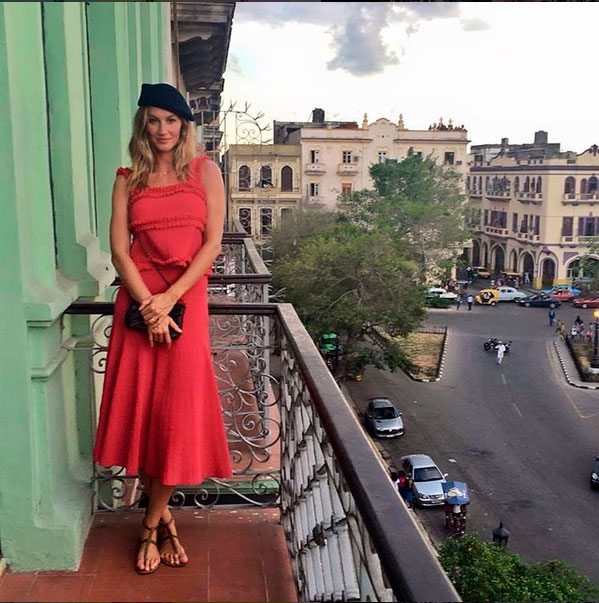 Gisele Bündchen assiste desfile e passeia por Havana, Cuba