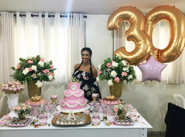 Amanda Djehdian organiza festa para celebrar seus 30 anos