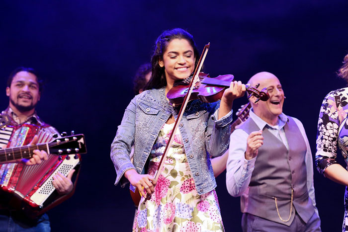 Lucy Alves arrasa com seu violino