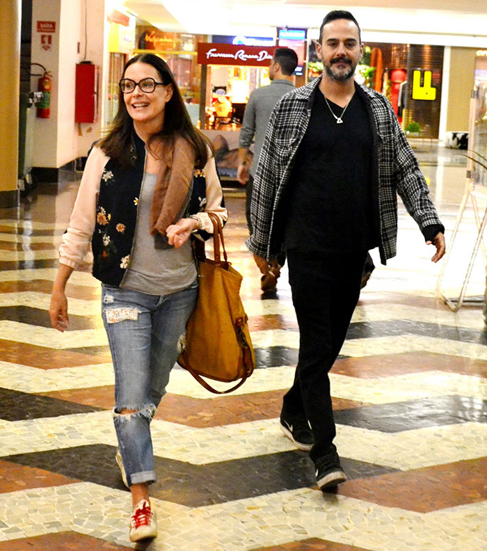 Carolina Ferraz curte o marido em passeio no shopping
