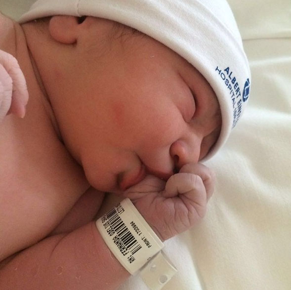 Elizabeth Savalla celebra a chegada do sobrinho neto na web