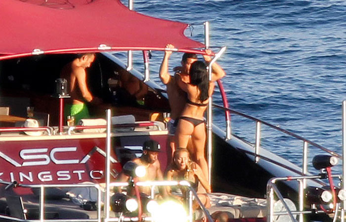 Cristiano Ronaldo curte tarde ‘caliente’ com morena em iate