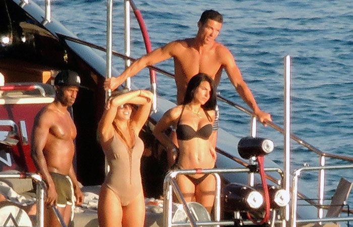 Cristiano Ronaldo curte tarde ‘caliente’ com morena em iate