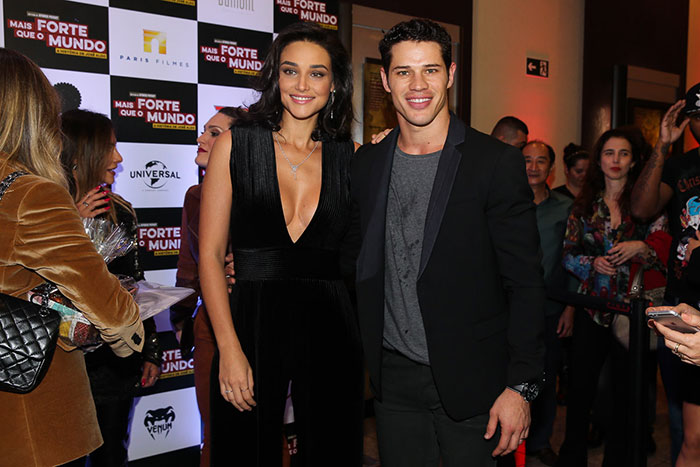 Com mega decote, Débora Nascimento prestigiou o maridão