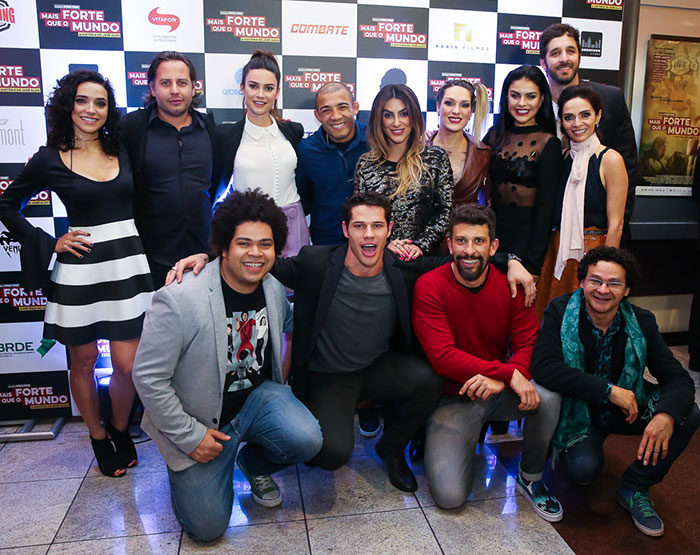 Com mega decote, Débora Nascimento prestigiou o maridão