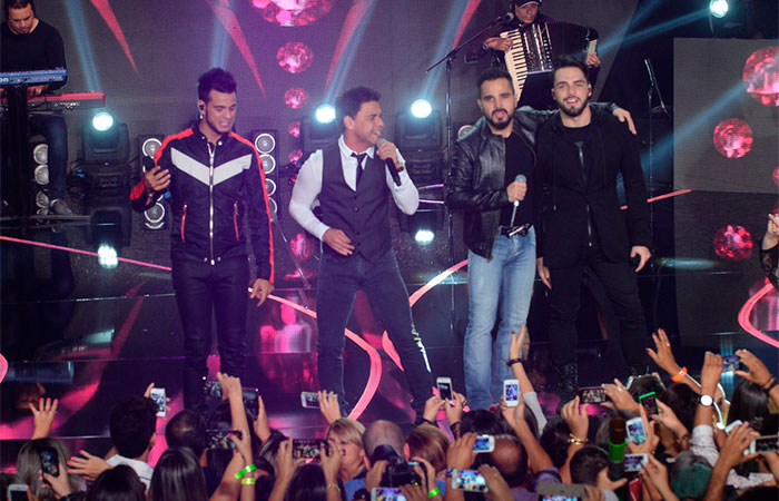 Zezé e Graciele cheios de carinhos nos bastidores de show
