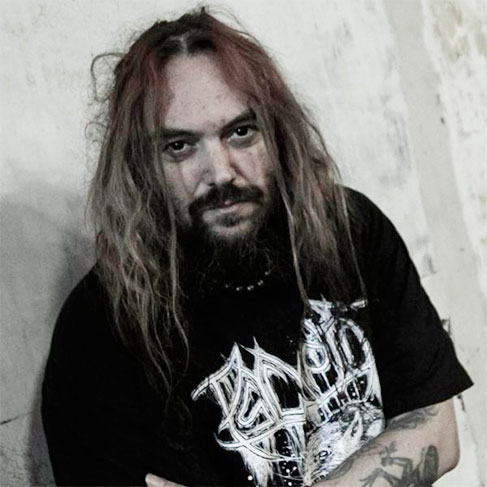 Max Cavalera é um músico mineiro integrante da banda de metal Soulfly. Ele também foi co-fundador da banda Sepultura, que fez bastante sucesso dentro e fora do Brasil. Os álbuns das duas bandas já estiveram diversas vezes nas paradas de rock americanas