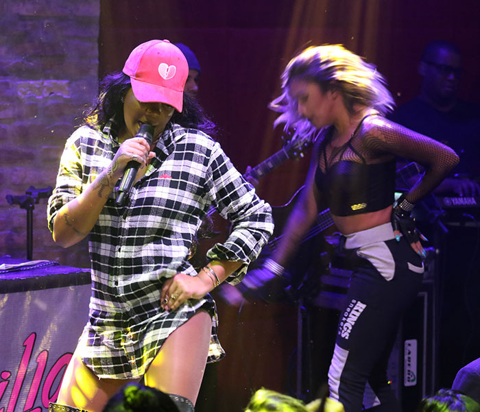 Ludmilla sensualiza em show com famosos na plateia