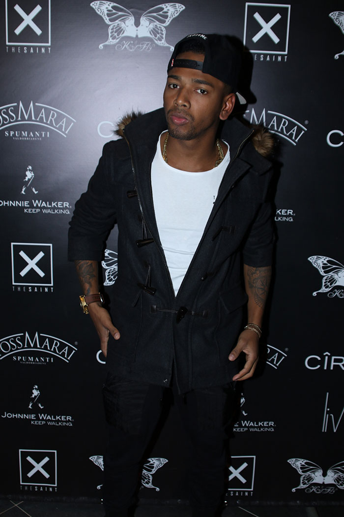 Ludmilla sensualiza em show com famosos na plateia