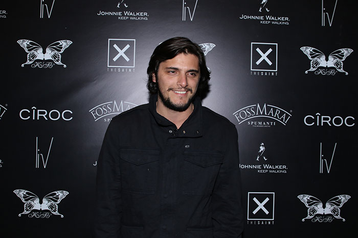 Ludmilla sensualiza em show com famosos na plateia