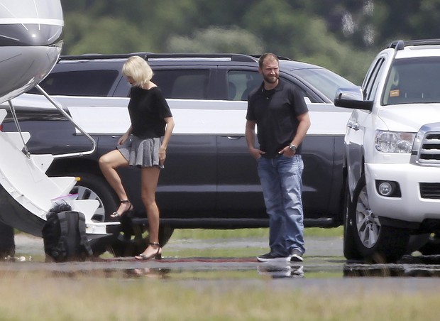 Após flagra, Taylor Swift embarca em jatinho com novo affair