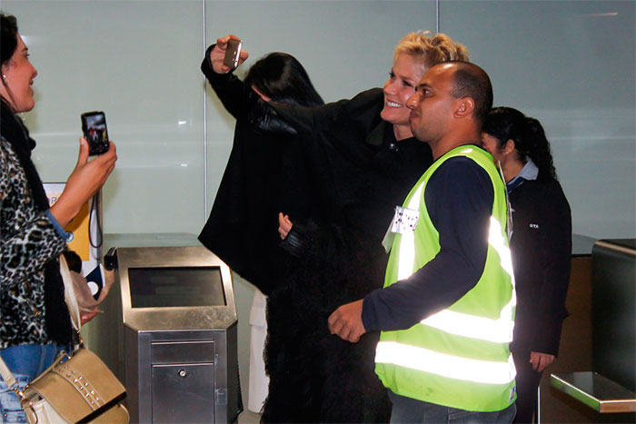 Xuxa embarca na madrugada e tira fotos com fãs 