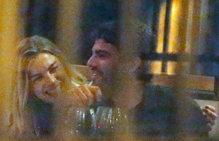 Grazi Massafera é flagrada aos beijos em restaurante no Rio