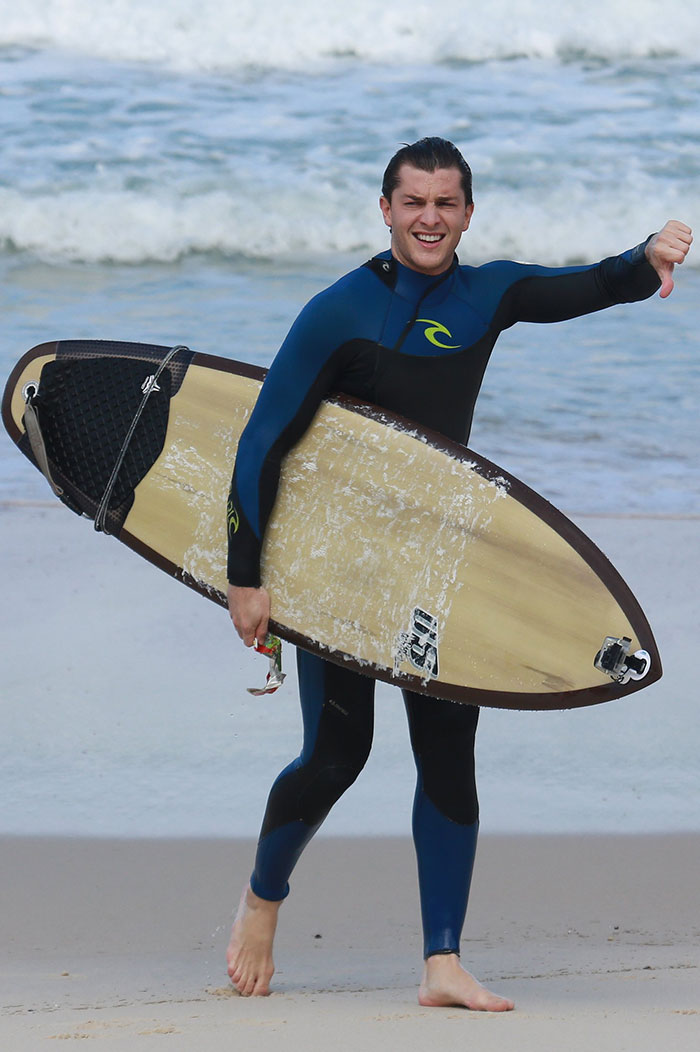 Klebber Toledo interage com fotógrafo após surfar no Rio