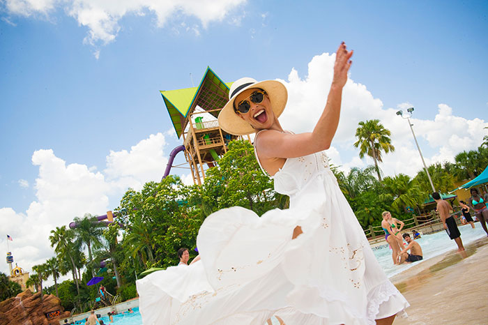 Juliana Paes esbanja charme em parque aquático de Orlando