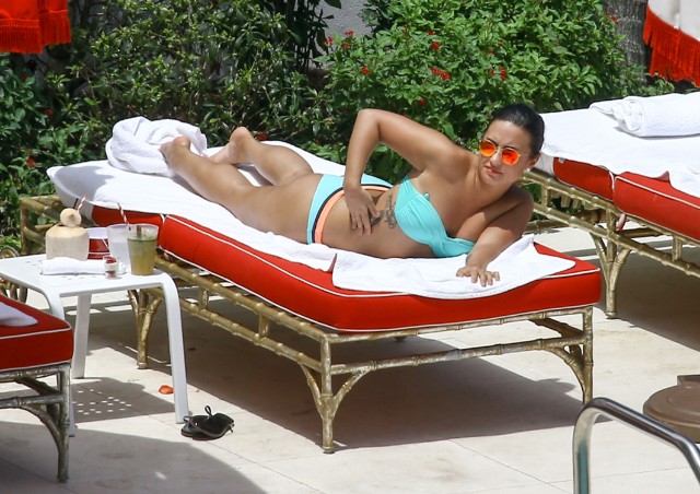 Demi Lovato dá ajeitada ‘matadora’ ao tomar sol em piscina