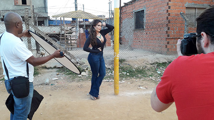 Blogueira! Geisy Arruda posa decotada e coberta de joias