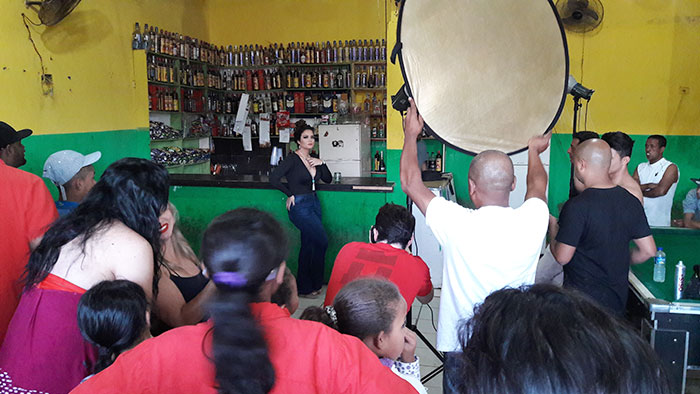 Blogueira! Geisy Arruda posa decotada e coberta de joias