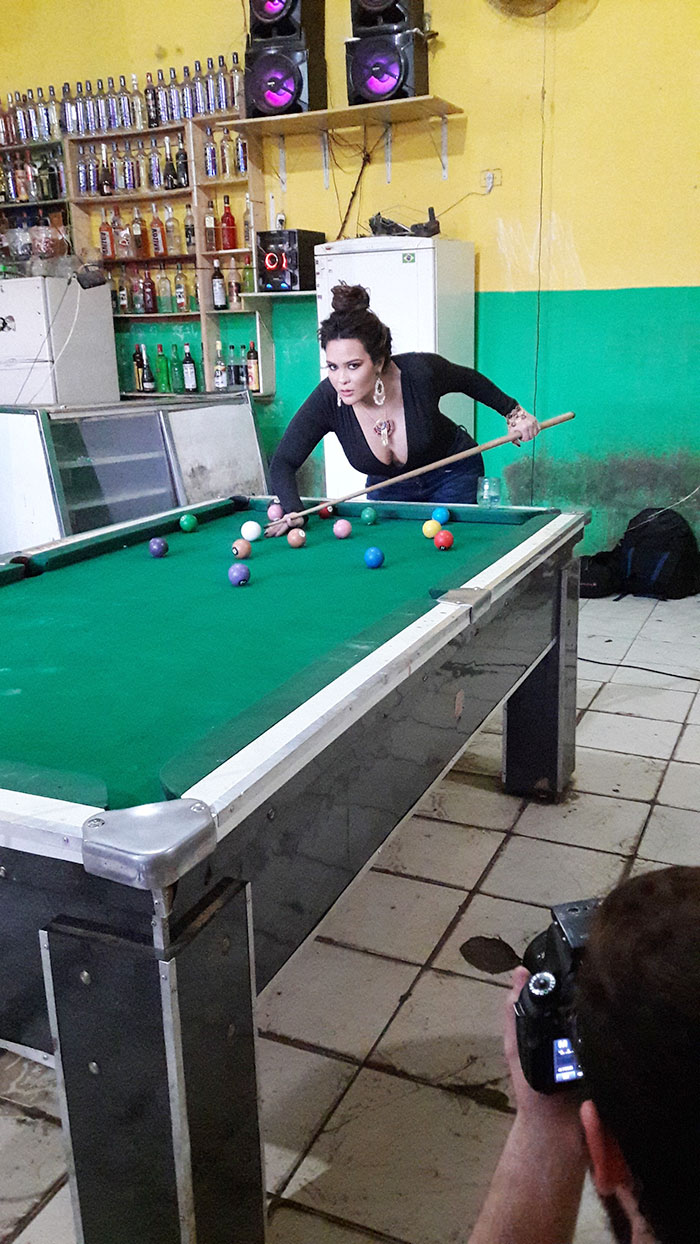 Blogueira! Geisy Arruda posa decotada e coberta de joias