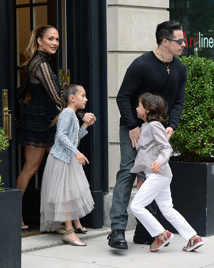 Jennifer Lopez e Casper Smart levam as crianças em musical