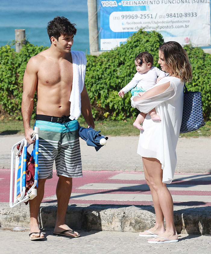 Deborah Secco e Hugo Moura curtem praia com a filha