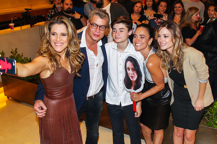 Casal! Fábio Assunção e Pally Siqueira posam em pré-estreia