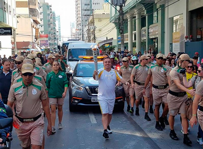 Gugu Liberato conduz a tocha olímpica