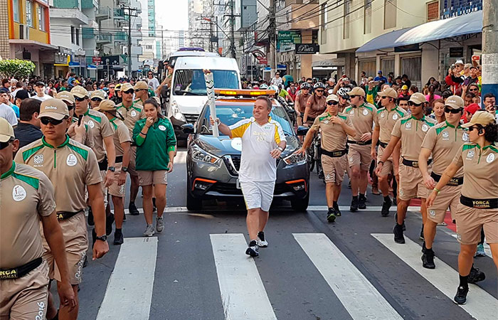 Gugu Liberato conduz a tocha olímpica