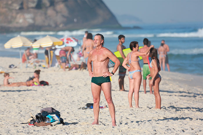 Marcelo Novaes se refresca no mar carioca