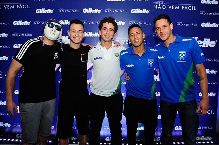 Neymar Jr. faz a barba durante evento no Guarujá