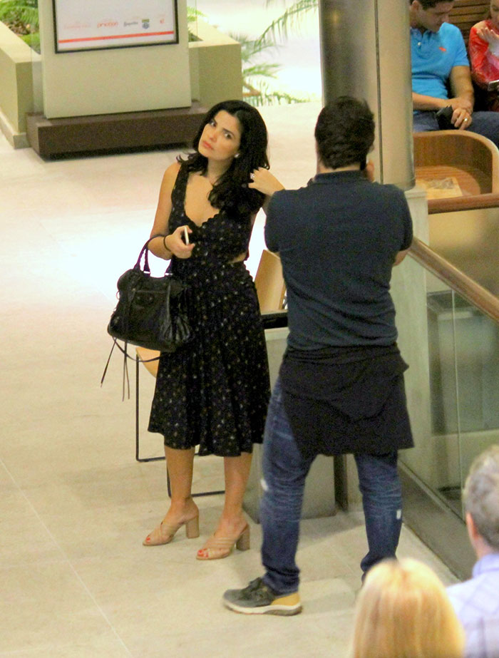 Vanessa Giácomo troca carinhos com maridão em shopping