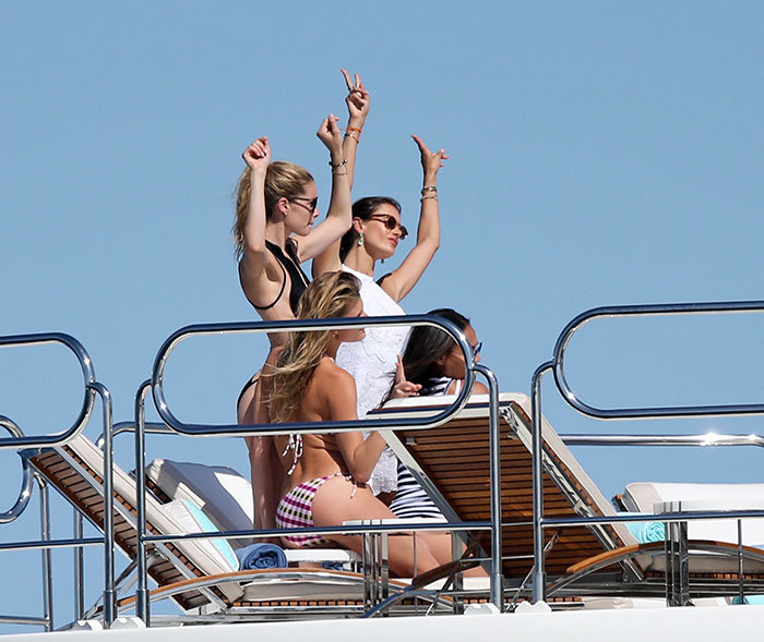 Luxo! Alessandra Ambrósio se diverte em iate de luxo