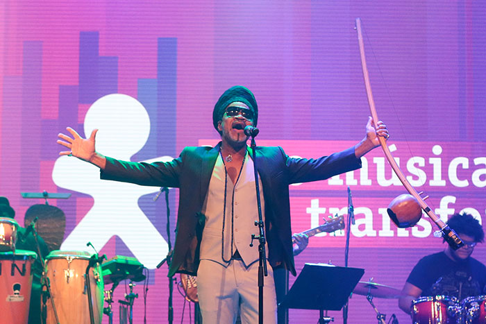 Carlinhos Brown e Lázaro Ramos participam de prêmio musical