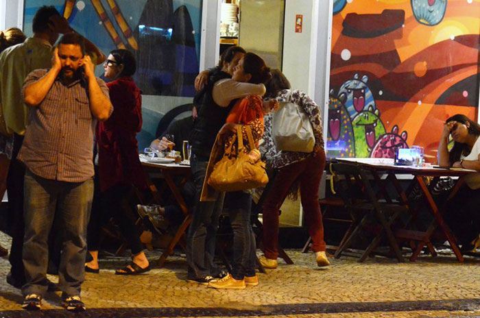 Adriana Esteves se diverte bebendo com amigas em bar no Rio