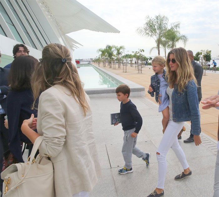 No Rio, Gisele Bündchen visita museu com os filhos