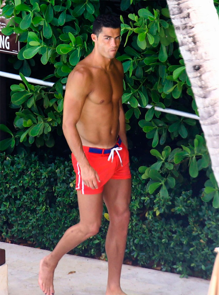 Cristiano Ronaldo exibe músculos em piscina em Miami