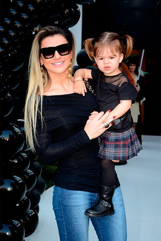 Mirella Santos foi com a filha Valentina
