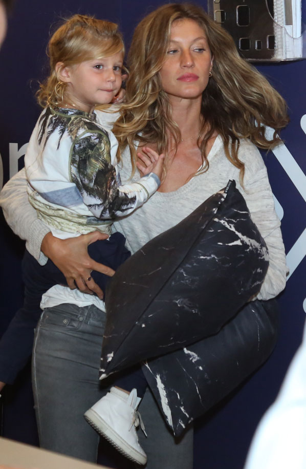 Gisele Bündchen embarca com os filhos de volta aos EUA