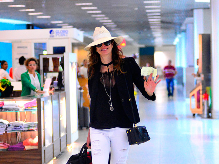 Luciana Gimenez esbanja estilo em aeroporto no Rio