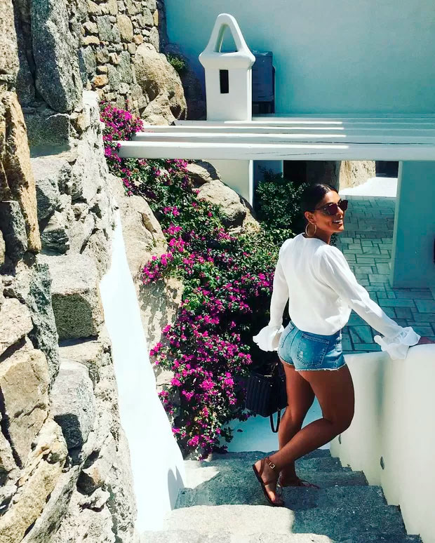 Juliana Paes chama atenção de short curtinho. Veja!