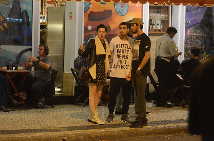  Sérgio Malheiros troca carinhos com Sophia após jantar