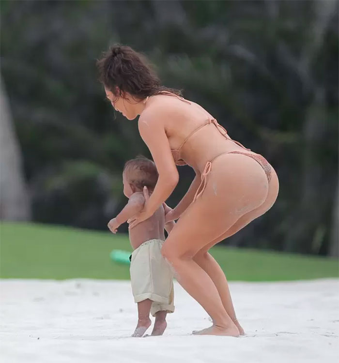 Com corpo maravilhoso, Kim Kardashian curte dia de praia