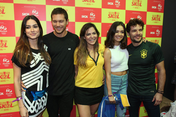 Thaila Ayala com namorado, Carol Sampaio, Sophie Charlotte e Daniel Oliveira